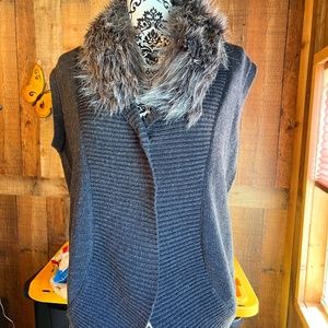 WOMEN'S FAUX FUR TRIM SWEATER VEST IN DARK GRAY mediumVALERIE STEVENS
